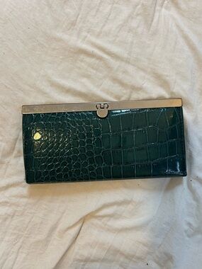 Women's Green Croc-Embossed Clutch Wallet